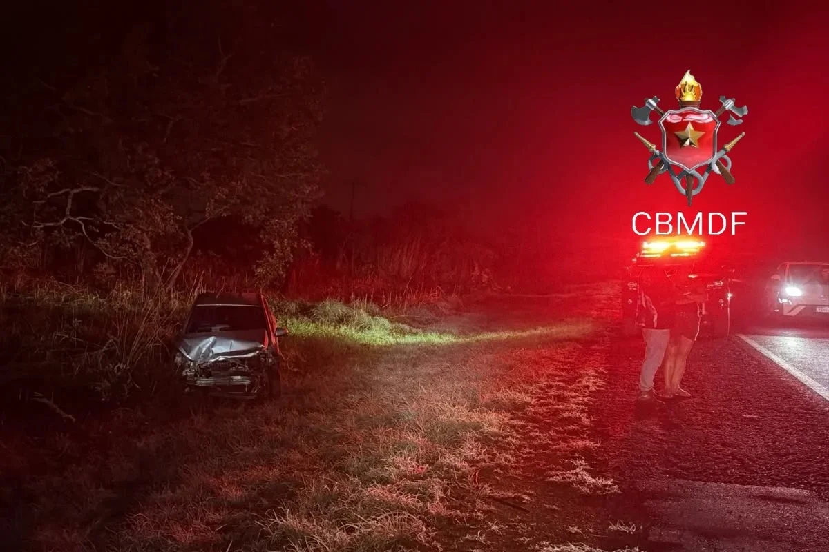 Mulher é hospitalizada após carros saírem da pista em acidente na DF-001