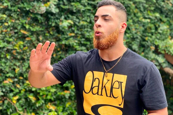 O investidor Wesley Pessano, de 19 anos, foi assassinado a tiros dentro de um carro de luxo, na Região dos Lagos, na quarta (4/8)