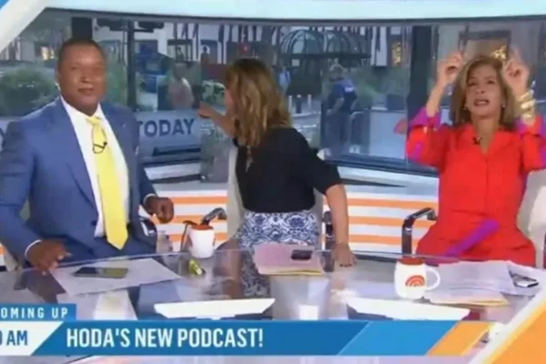 Homem surge pelado em programa matinal