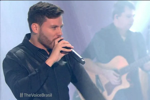 Brasiliense Gabriel Correa permanece com Teló no The Voice Brasil