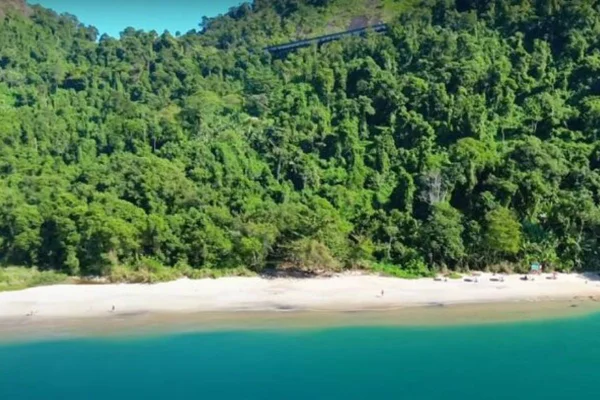 Praia no litoral brasileiro tem água quente quase 365 dias por ano
