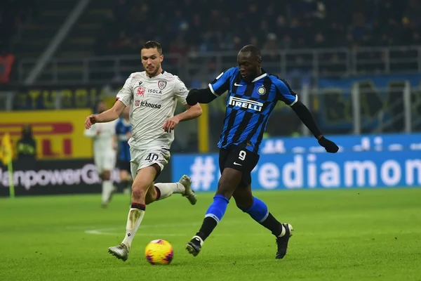 Lukaku faz 2, Inter goleia Cagliari e avança na Copa da Itália