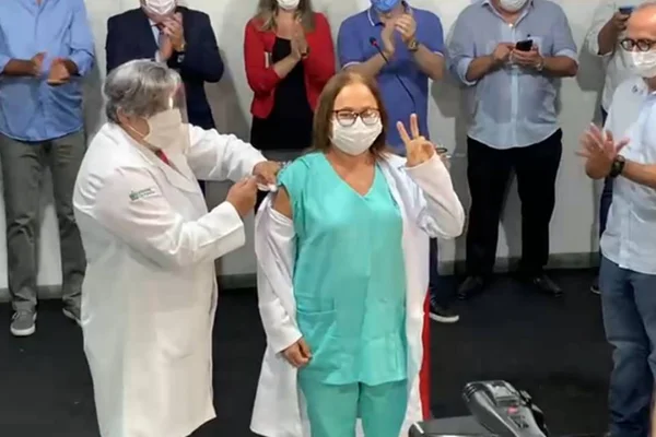 PB: primeira profissional de saúde vacinada pede valorização da categoria