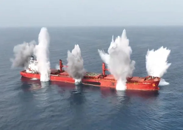 Captura de tela mostra navio da Grécia atacado pelos Houthis - Metrópoles
