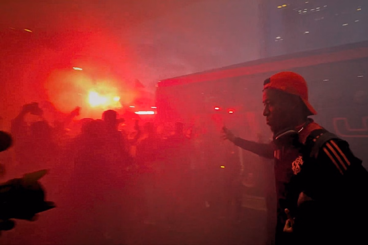 Imagem colorida da recepção dos torcedores do Internacional no Rio de Janeiro