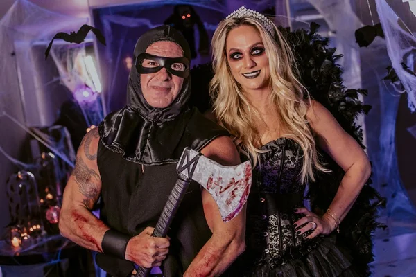 Marcelo e Amanda de Luca capricham em noite de Halloween