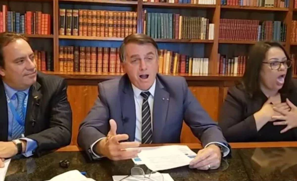 Bolsonaro nega ter imitado pessoas sem ar, mas imagens o desmentem