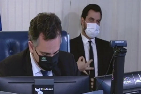 Imagem colorida de Filipe Martins fazendo gesto racista no Senado - Metrópoles