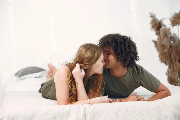 Casal deitado na cama