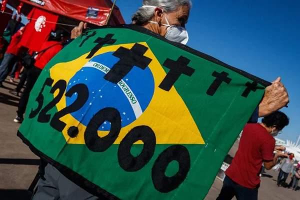 Manifestantes começam a se reunir na frente do Museu Nacional para ato contra o Presidente Jair Bolsonaro em Brasília. Fotos: Arthur Menescal/Especial Metrópoles