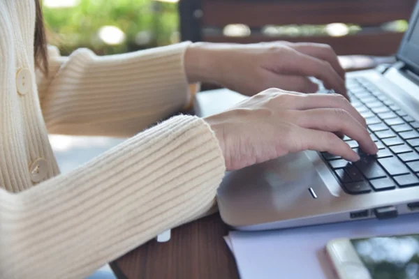 Mulher assiste a filme pornô gay e descobre que marido é um dos atores