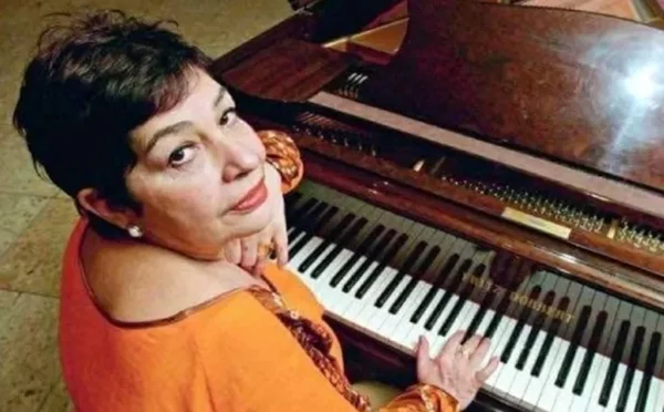 Imagem colorida de Sueli tocando piano - Metrópoles