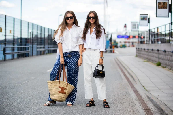 Duas mulheres usando camisa branca no street style