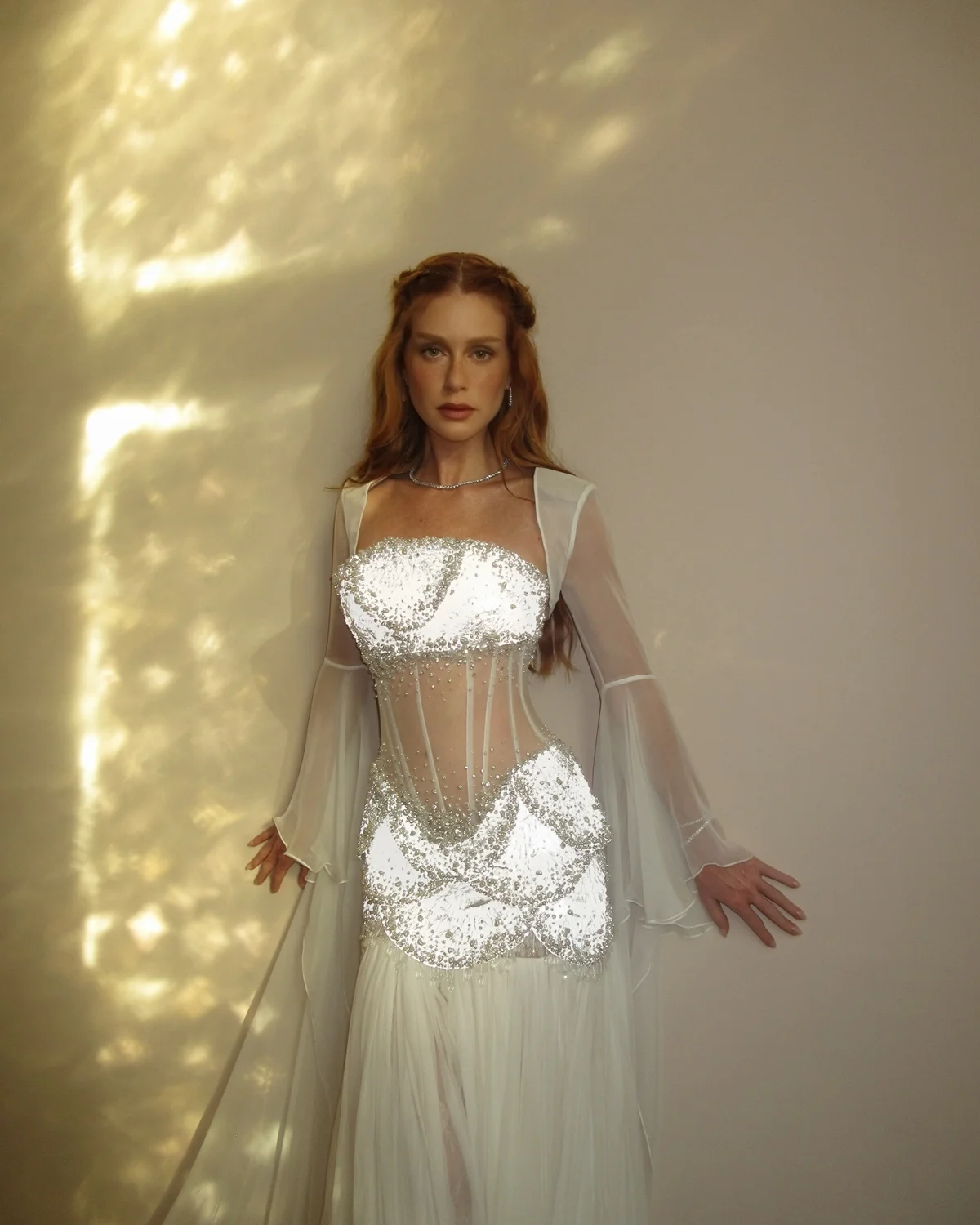 O vestido também tem a característica de ser reflexivo O vestido também tem a característica de ser reflexivo