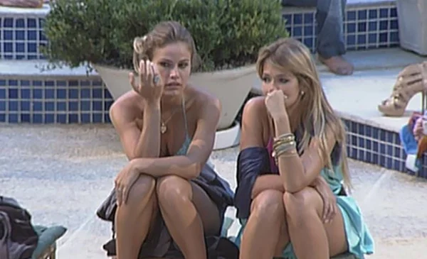 Ex-BBB Nati Casassola posa sem calcinha antes de depilação