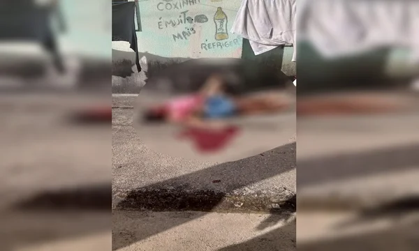 imagem colorida e borrada de mulher morta a facadas em rua de Maceió - Metrópoles