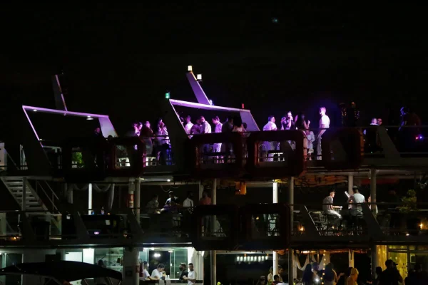 Barco promove festa no Lago Paranoá sem uso de máscaras e com aglomeração