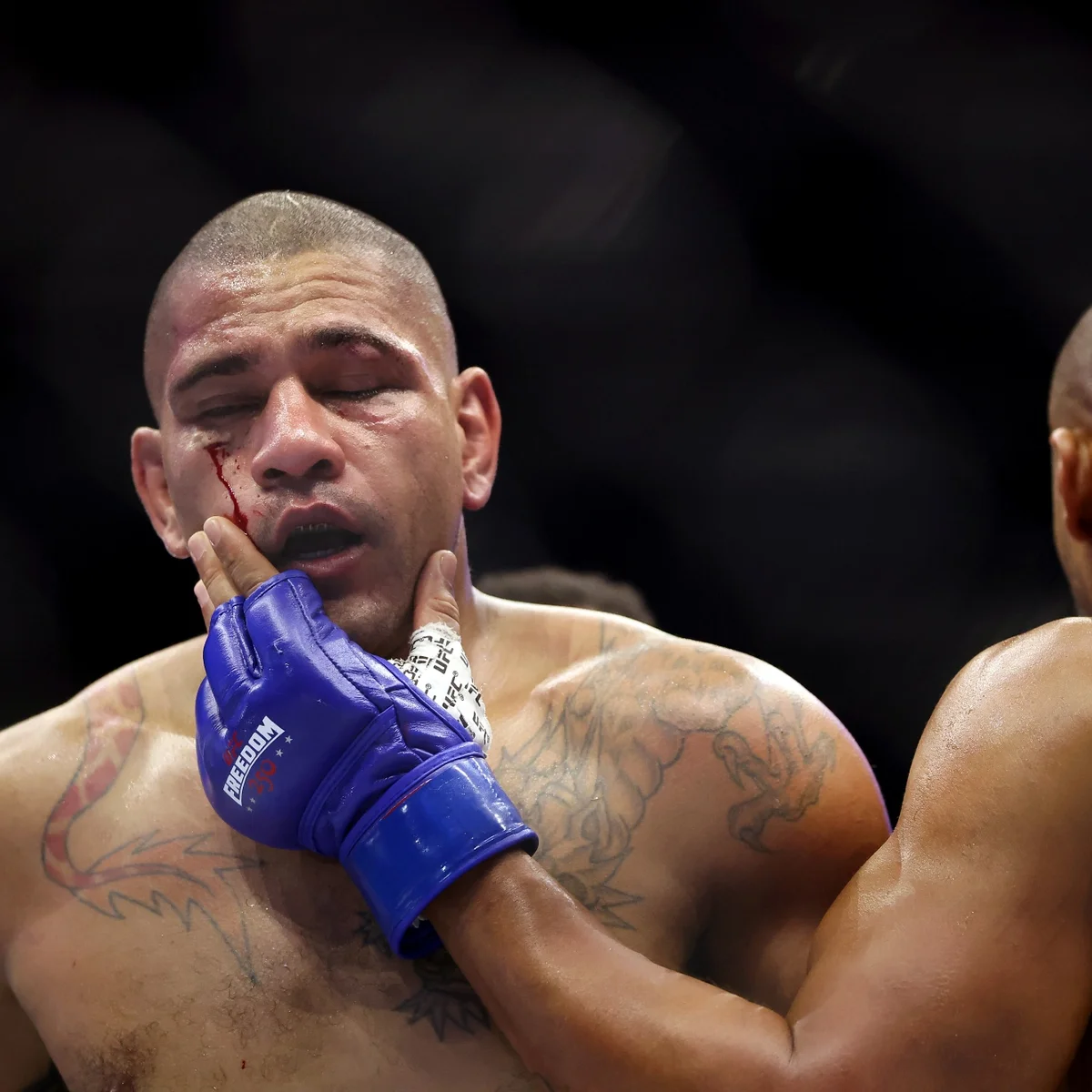 Imagem ilustrativa sobre Alex Poatan publica mensagem enigmática e alerta sobre futuro no UFC após negar revanche com Ciryl Gane