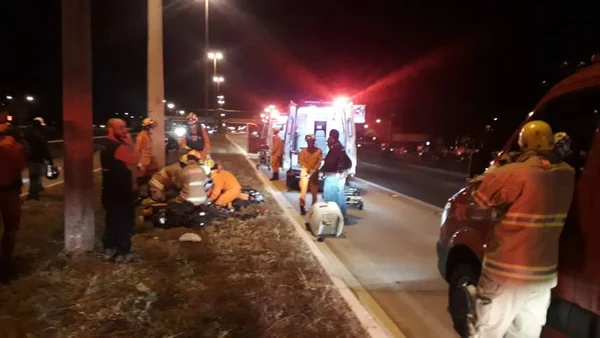 DF: motociclista morre ao bater em poste após ser fechado por veículo