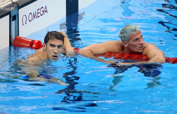 Foto colorida de Michael Phelps e Ryan Lochte - Metrópoles