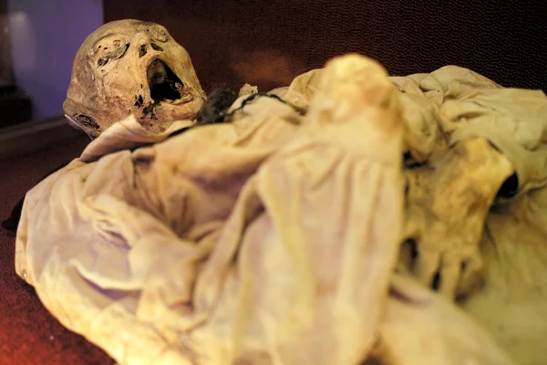 Foto colorida de corpo mumificado em um museu no México - Metrópoles.