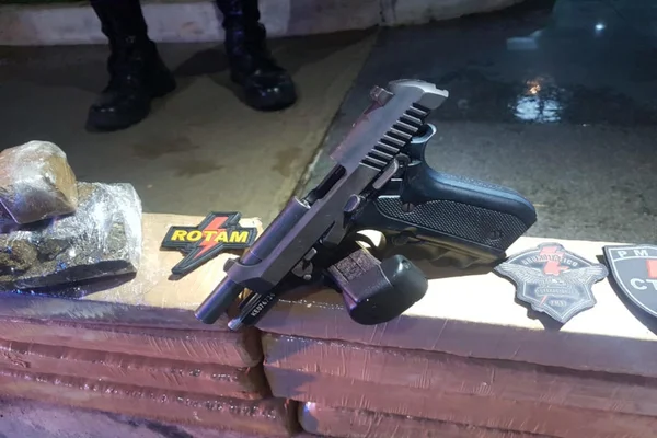 maconha e arma apreendida
