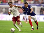 Lamine Yamal e Kylian Mbappé disputam bola em jogo da Copa do Mundo