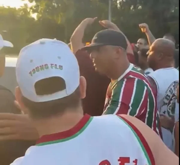 Imagem colorida de torcedores do Fluminense em protesto no CT