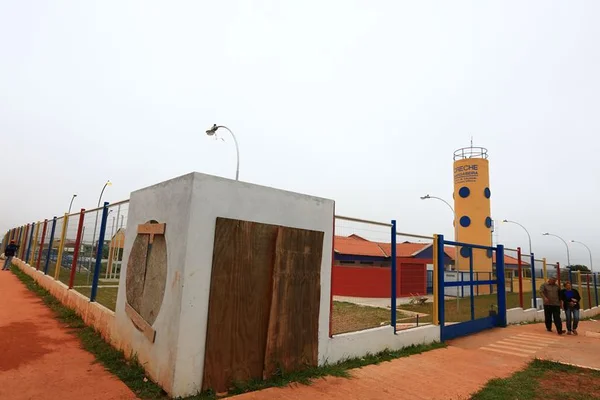 Novas, creches do governo têm rachaduras e pisos com buracos