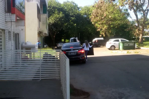 Em carro oficial, motorista leva cachorro de senador ao veterinário