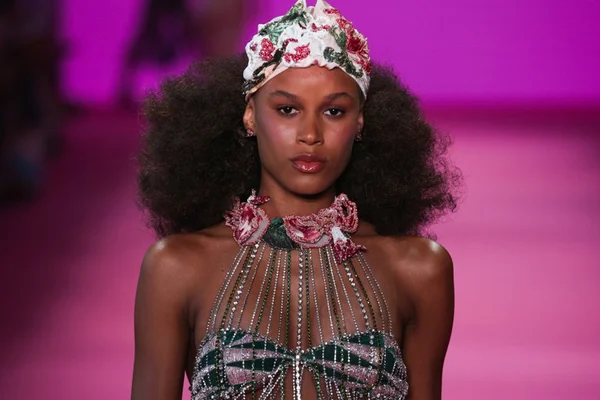 PatBo apresenta coleção que mescla moda praia e festa no SPFW N48