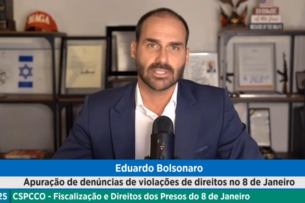 Imagem colorida do deputado Eduardo Bolsonaro participando de sessão da Câmara - Metrópoles
