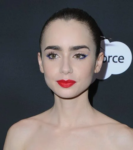 Lily faz parte do time das celebridades que não abrem mão do batom vermelho. Clássico que não falha Lily faz parte do time das celebridades que não abrem mão do batom vermelho. Clássico que não falha