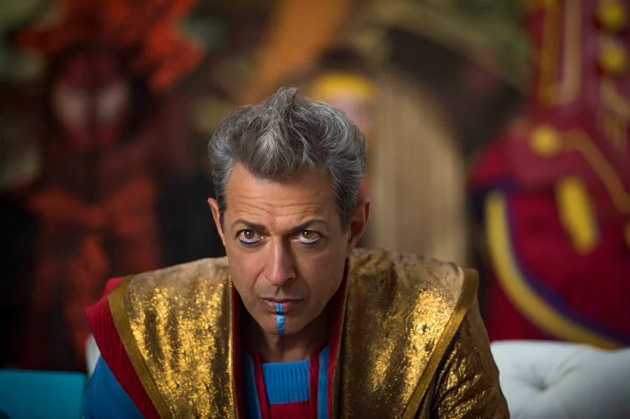 <b>Cores, efeitos e figurinos extravagantes</b>. Talvez "Ragnarok" não chegue nem perto da paleta carnavalesca de "Guardiões 2", mas o desfile de extravagâncias visuais segue caprichado na franquia. A começar pelo Grão-Mestre, o vaidoso sujeito que governa Sakaar. O típico humor irônico padrão Marvel junta-se ao interesse do diretor Taika Waititi ("A Incrível Aventura de Rick Baker") em criar um clima genuíno de filme de fantasia nostálgico, algo entre os anos 1970 e 1980 <b>Cores, efeitos e figurinos extravagantes</b>. Talvez "Ragnarok" não chegue nem perto da paleta carnavalesca de "Guardiões 2", mas o desfile de extravagâncias visuais segue caprichado na franquia. A começar pelo Grão-Mestre, o vaidoso sujeito que governa Sakaar. O típico humor irônico padrão Marvel junta-se ao interesse do diretor Taika Waititi ("A Incrível Aventura de Rick Baker") em criar um clima genuíno de filme de fantasia nostálgico, algo entre os anos 1970 e 1980