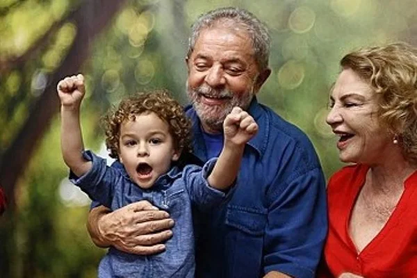 Enterro do neto: Lula é autorizado a deixar carceragem da PF
