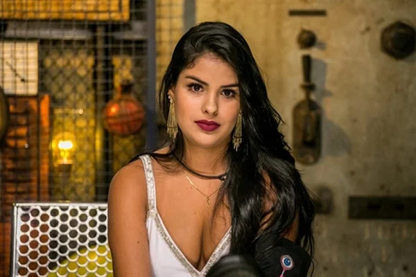 Ex-BBB e ex-Power Couple Munik Nunes se muda para mansão milionária