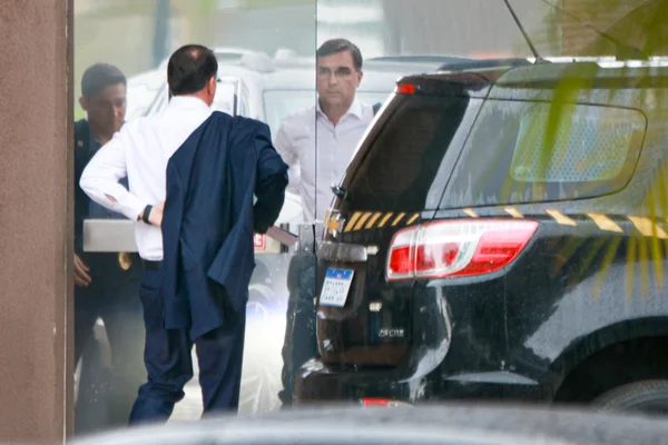 Flávio Bolsonaro visita pai na prisão