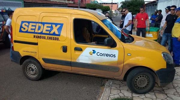 PMs apreendem adolescente acusado de assaltar carro dos Correios