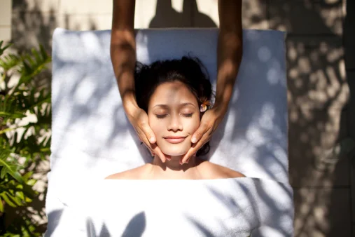 imagem colorida mulher sendo massageada - Metrópoles