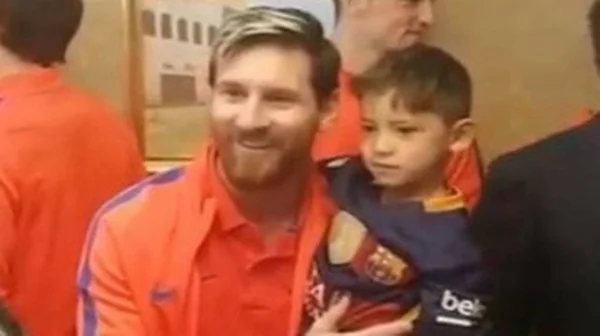 Menino afegão que usou camisa de saco plástico conhece ídolo Messi