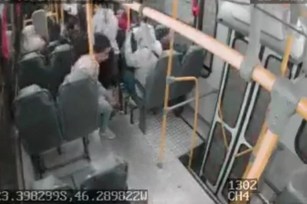 Imagem colorida de ataque a ônibus