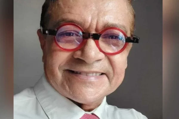 Imagem colorida de homem usando óculos