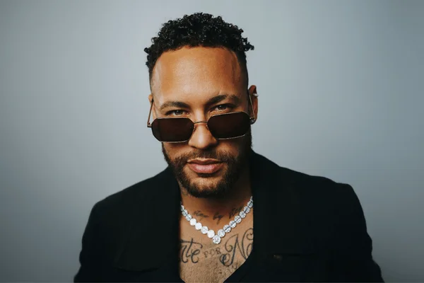 foto com cor. neymar jr. usando óculos de sol - metrópoles