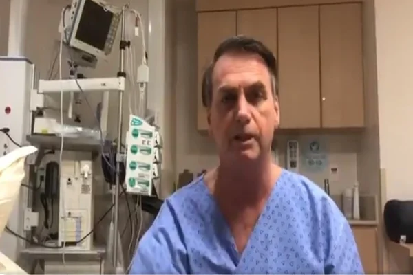 Começa cirurgia de Bolsonaro. Mourão assume presidência da República