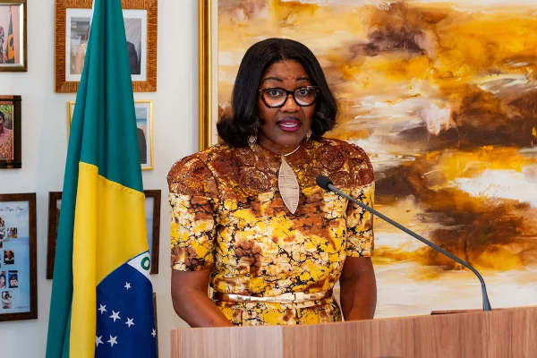 Chá Delas na residência oficial do Gabão Embaixatriz do Gabão, Julie-Pascale Moudoute-Bell
