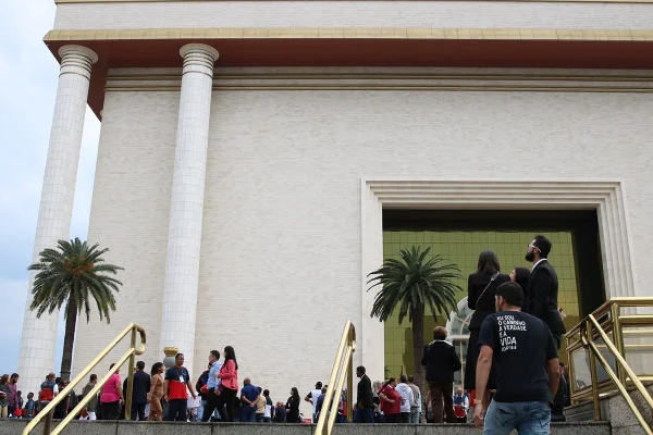 Templo de Salomão com pessoas na frente