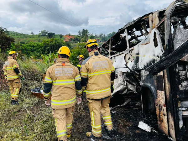 Imagem colorida de acidente com ônibus, carreta e carro que deixou 22 mortos em MG - Metrópoles