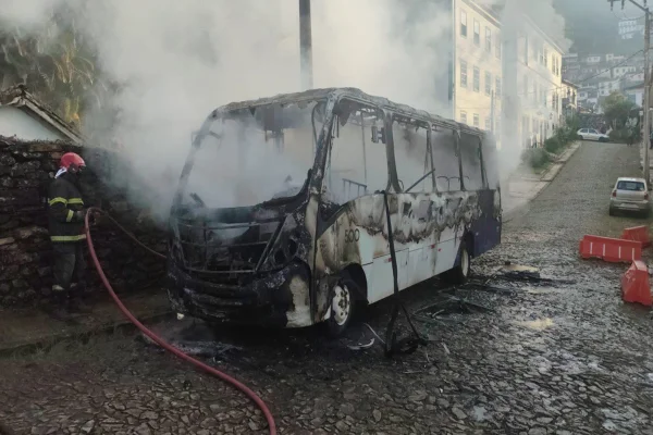 Ônibus pega fogo ao lado de igreja histórica em Ouro Preto (MG)