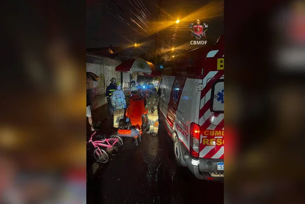 O Corpo de Bombeiros Militar do Distrito Federal (CBMDF) atendeu, às 21h50 desse domingo (12/01), uma ocorrência de atropelamento envolvendo uma criança na QE 28, no Guará II. A vítima, um menino de 10 anos, sofreu um corte na testa e na perna esquerda.