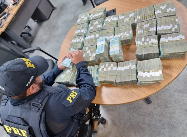 Saiba quem é o motorista do DF que levou R$ 2,5 mi em caixa de papelão
